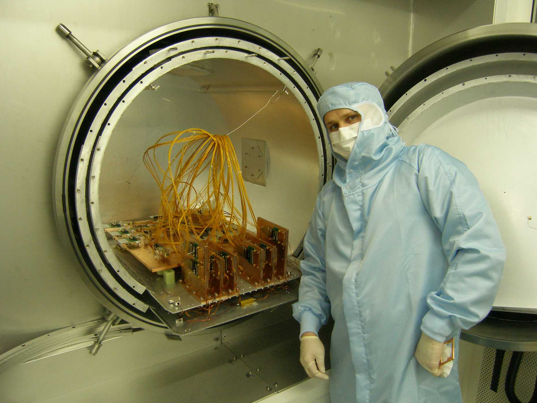 Enlarged view: Cryotest facility at PSI equipped with the SYDERAL cables ready for cryogenic performance testing (Image: MIRI)